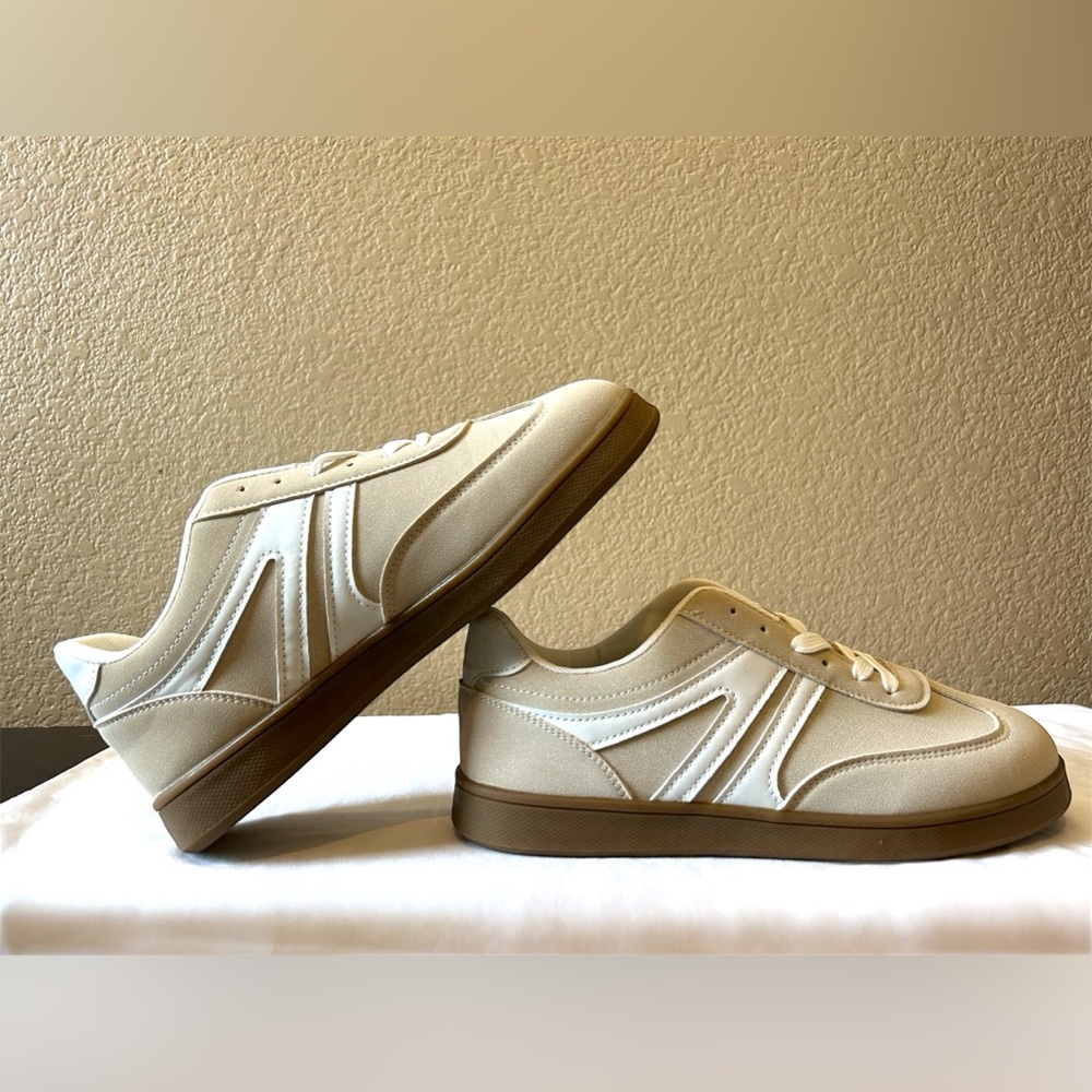 New Women’s 9.5 Sneakers